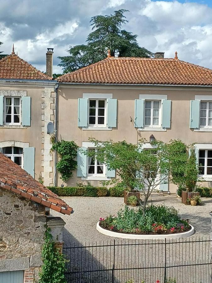 La Grange Terrou Pensionat Saint-Germain-de-Confolens Exteriör bild
