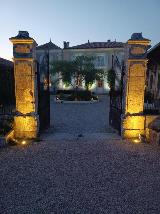 La Grange Terrou Pensionat Saint-Germain-de-Confolens Exteriör bild